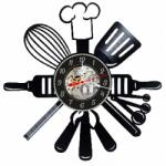  Ceas de perete decorativ realizat din disc de vinil, Model Bucatarie Ustensile, Boneta Bucatar, Tel, Sucitor, Cadran Skeleton, Negru, 30 cm