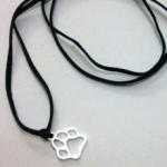  Bőr nyaklánc tappancs medállal