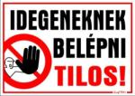  Idegeneknek belépni tilos! piktogrammal matrica tábla