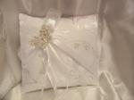  esküvői gyűrűpárna, fehér, hímzett brokát , ezüstszív dísszel