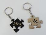  Mr és Mrs puzzle alakú összetartozó biléta pároknak egyedi szöveggel kulcstartó lánccal és karikával ellátva 2db-os gravírozott műanyag kivitelben többféle színben