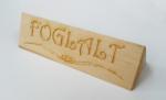  Háromszög alakú fatábla két oldalán egyedi gravírozott szöveggel vagy logóval