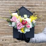 ImodFlowers Aranjament floral cutia cu ranunculus