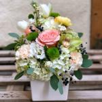 ImodFlowers Aranjament floral cu hortensia alba si lalele