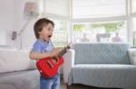 New Classic Toys Chitara rosie (NC10341) - mansarda-copiilor Instrument muzical de jucarie