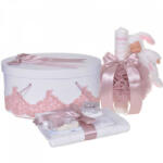 Produs vandut si livrat de S. C. Denikos Creativ S Set elegant trusou botez, cutie trusou si lumanare personalizata cu nume, decor dantela Roz pudra cu iepuras, Denikos® 947