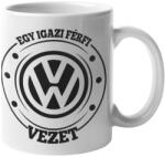  Egy igazi férfi VOLKSWAGENT vezet bögre (egy-igazi-ferfi-volkswagent-vezet-bogre)